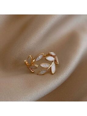 ($4) Kiss Leaf Wrap Ring